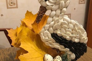 Поделка в сад аист из семечек