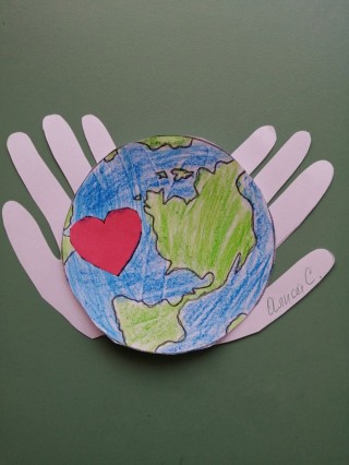 Земля в ладонях поделка