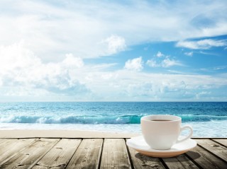 Чашка кофе на фоне моря