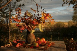 Натюрморт на фоне осеннего пейзажа