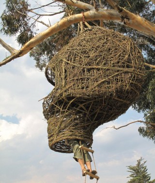 Домик на дереве из веток