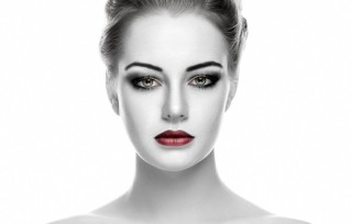 Голова девушки на белом фоне