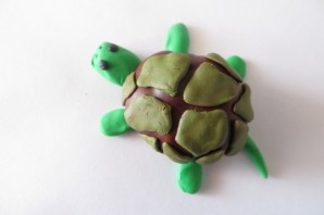 Черепаха из каштана и пластилина