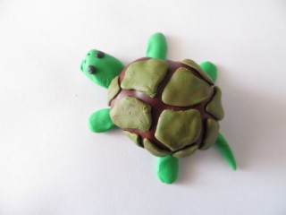 Черепаха из каштана и пластилина