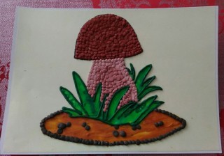 Гриб из пластилина на картоне