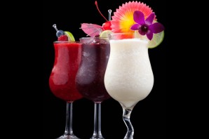 Коктейль на черном фоне