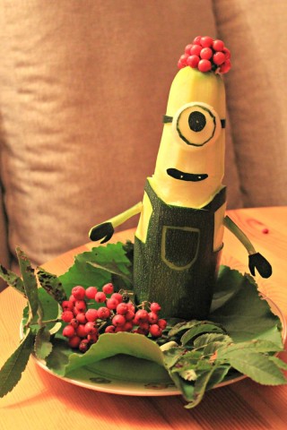 Гусеница из кабачка поделка