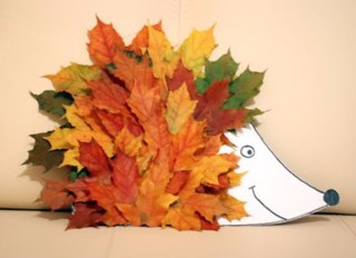 Ежик из кленовых листьев на бумаге
