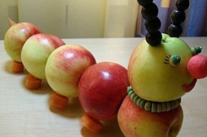 Гусеница из яблок поделка в школу