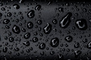 Черный фон с каплями воды