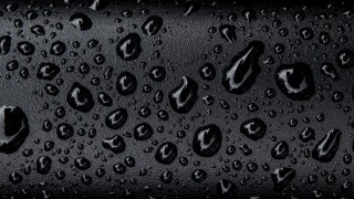 Черный фон с каплями воды