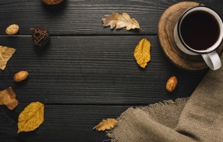 Кофе на фоне осени