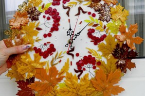 Поделка из листьев в виде часов