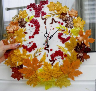 Поделка из листьев в виде часов
