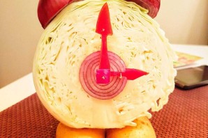 Будильник из капусты поделка