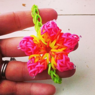 Крутые поделки из резинок на рогатке