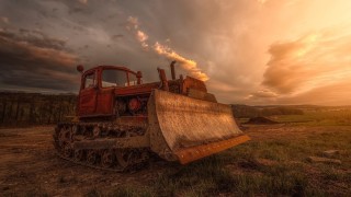 Трактор в саду обои