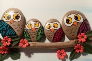 Совушки из камней на ветке