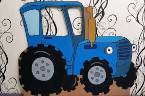Синий трактор из природного материала