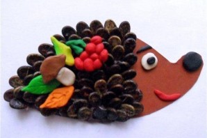 Ежик из арбузных семечек и пластилина