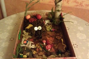 Осенняя поделка в крышке от коробки