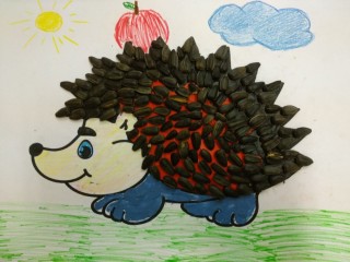 Ежик из семечек и пластилина аппликация