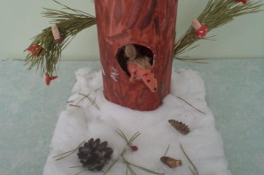 Поделка белка в дупле
