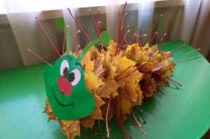 Поделка осенняя гусеница из листьев