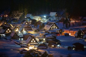 Деревня ночью зимой в новый год