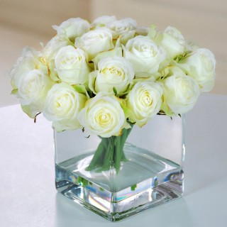 Белые розы в стеклянной вазе