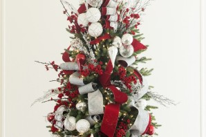 Елка в красно белом стиле