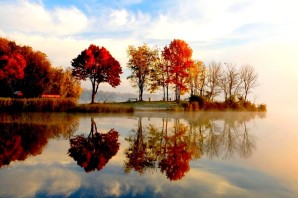 Осенний пейзаж с отражением