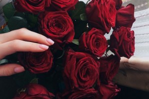 Букет красных роз в руках