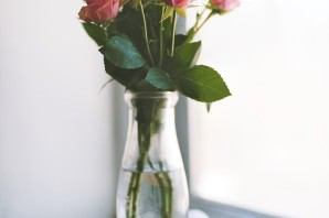Красивые розы в стеклянной вазе