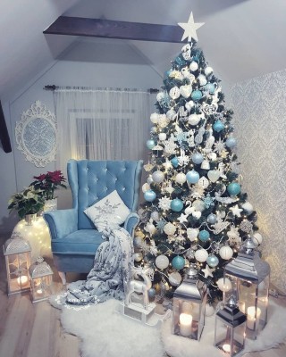 Белая елка синий декор