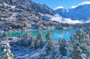 Зимний пейзаж с озером