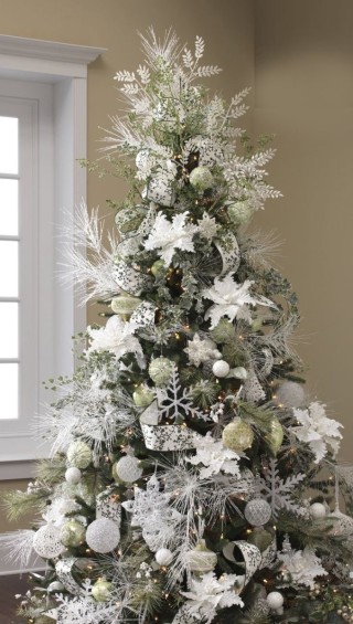 Новогодняя елка в белых тонах