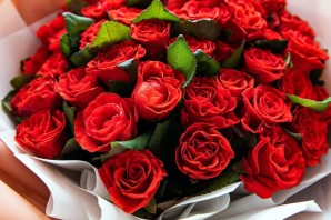 Красивый букет красных роз