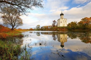 Храм покрова на нерли осенью