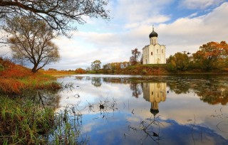 Храм покрова на нерли осенью