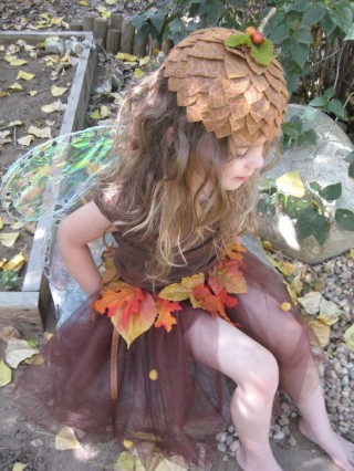 Шляпа из листьев в садик