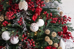 Елка с красными цветами