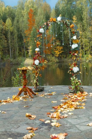 Арка из осенних листьев