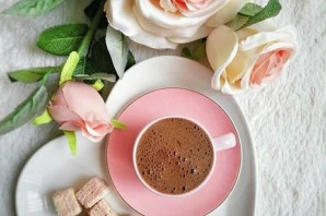 Красивые цветы и чашка кофе