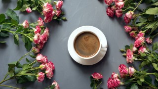 Красивые букеты и чашечка ароматного кофе