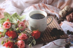 Кофе и цветы в постель