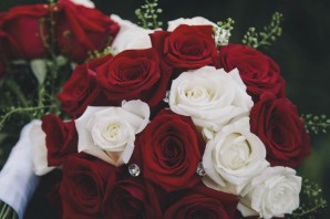 Букет бело красных роз