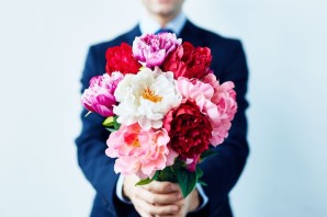 Цветы в руках мужчины