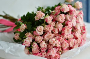 Огромный букет розовых роз