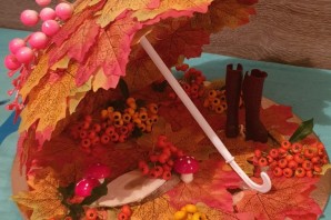 Зонтик из картона и листьев